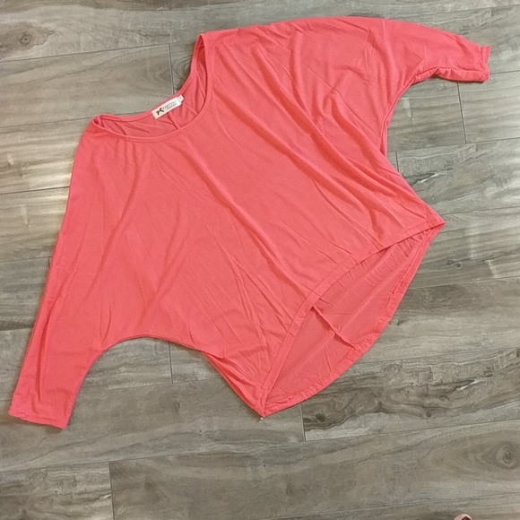 ❄️ 3/$25 Coral Orange High Low Batwing Top - Picture 1 of 3